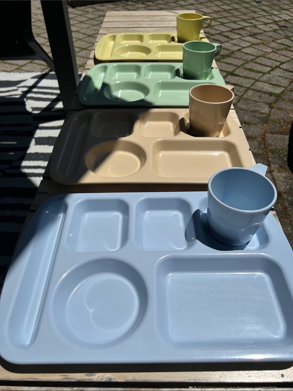 Set of 4 Vintage LIBBY RESTRAWARE  Melamine Cafeteria Trays & Cups